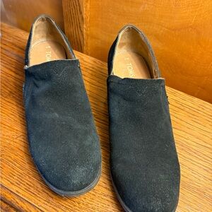 Toms size 7w black suede shoe